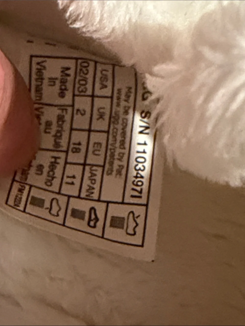 UGG infant Slippers - white - size 2/3.